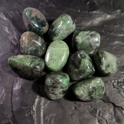 Diopside chrome - pierre roulée - 4e chakra
